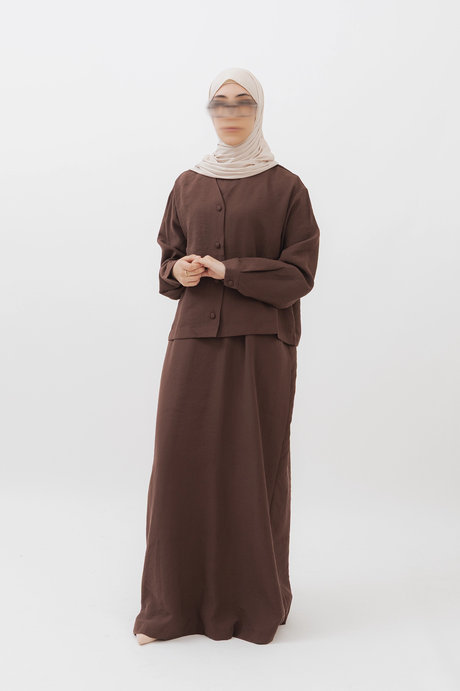 Conjunto modesto de modal en chocolate: vestido de tirantes y chaqueta con cuello en V