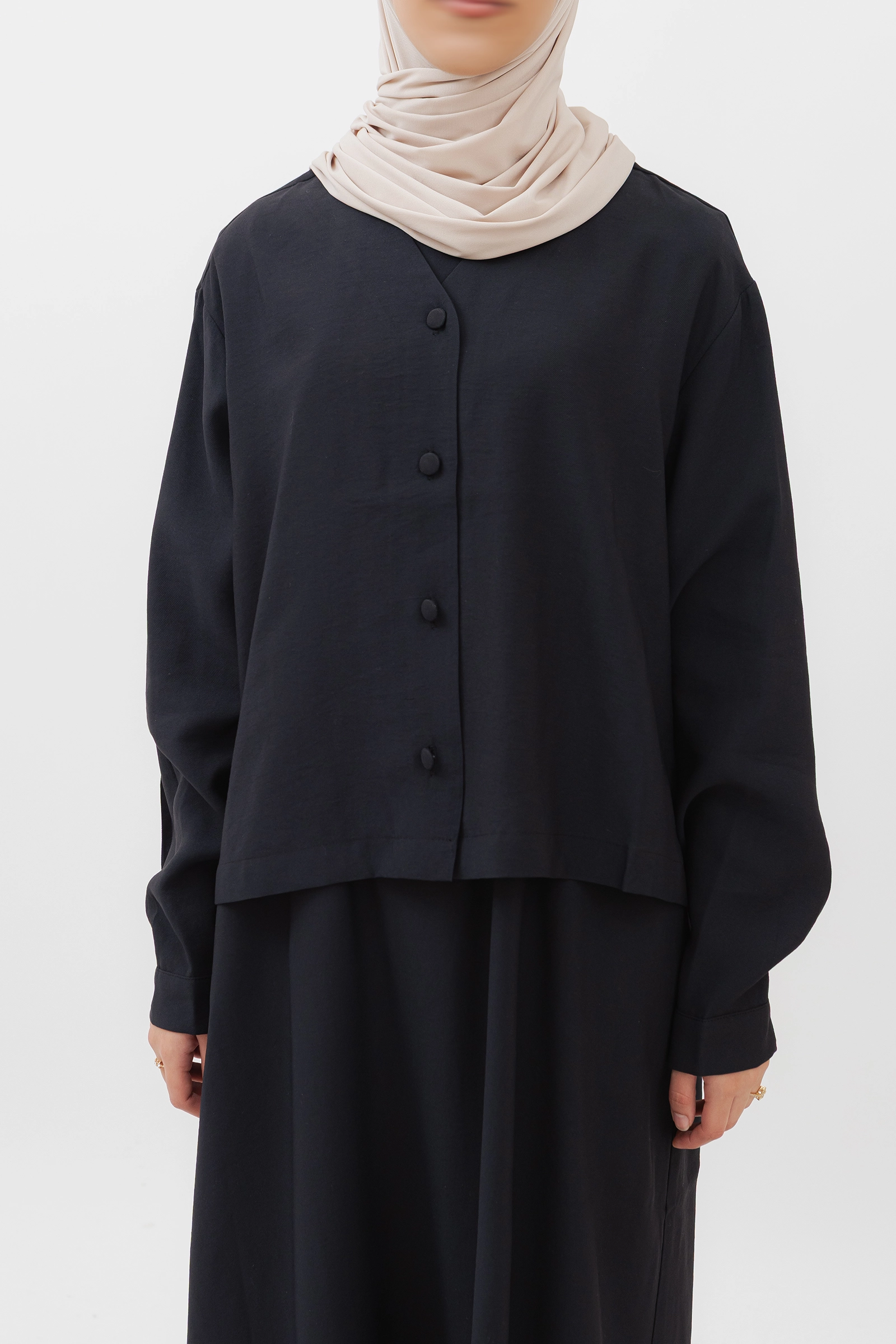 Detalle de la chaqueta del conjunto modesto de modal en negro con botones