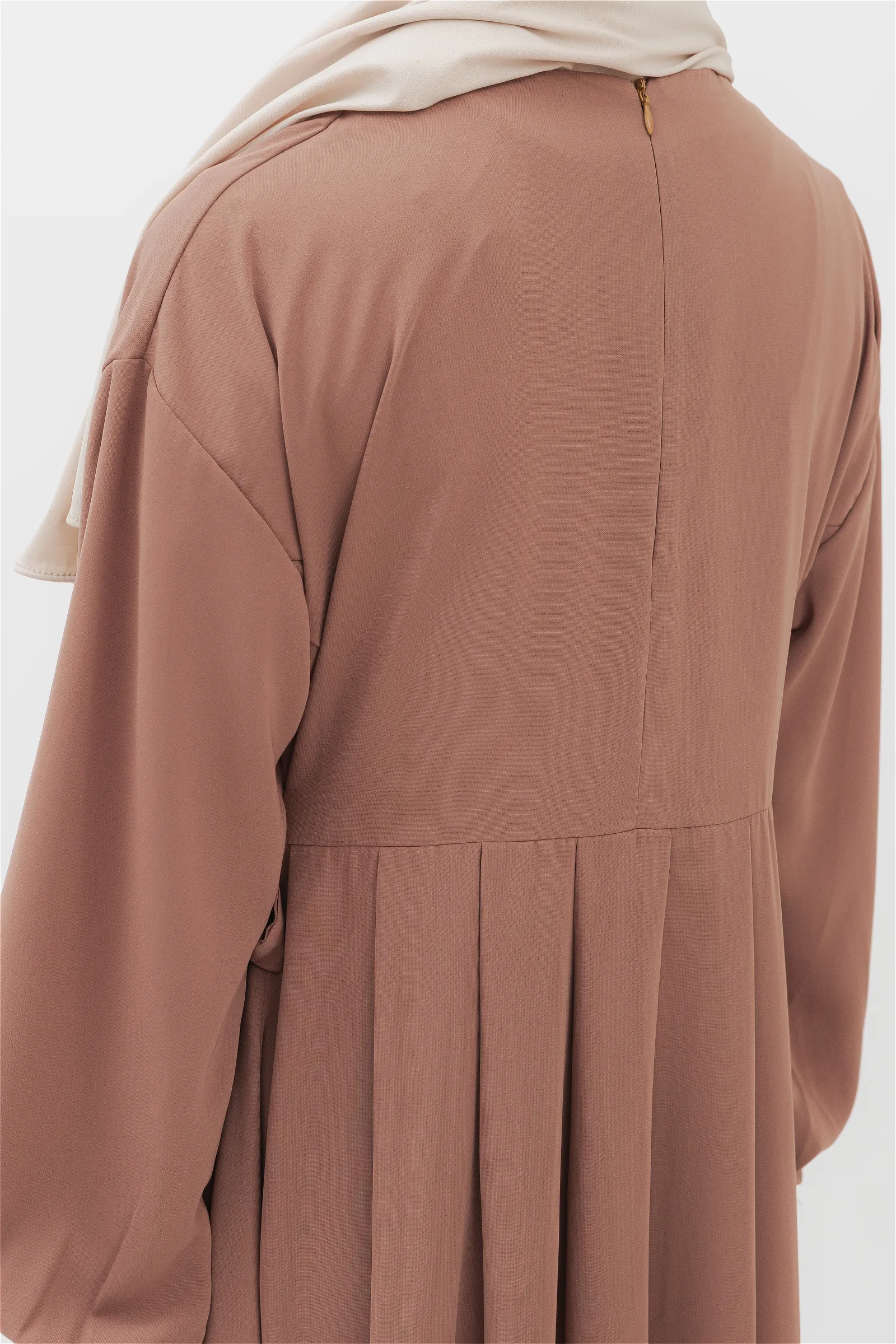 Detalle de la espalda del vestido modesto plisado con cremallera en terracota rosa